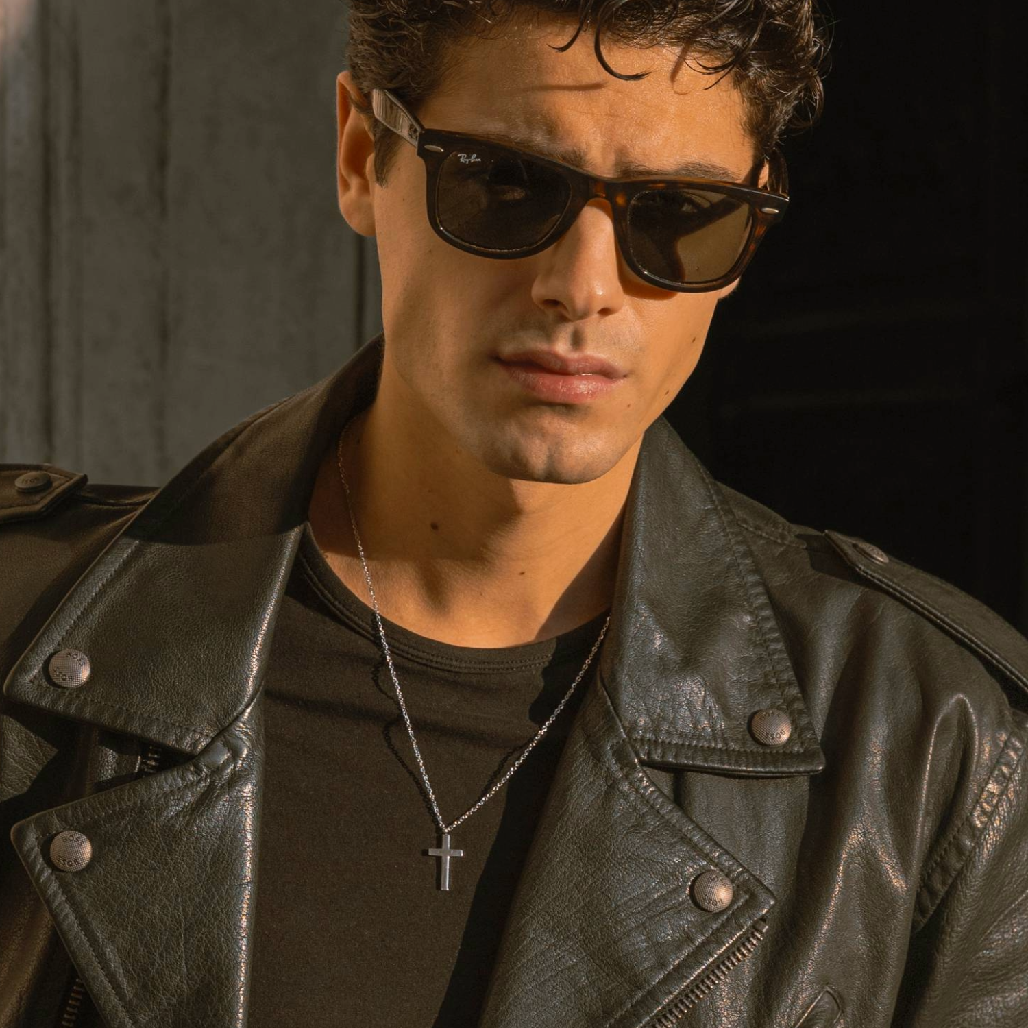 Sainnt_Cross_Necklace_men_frontsie_silver_model.png
