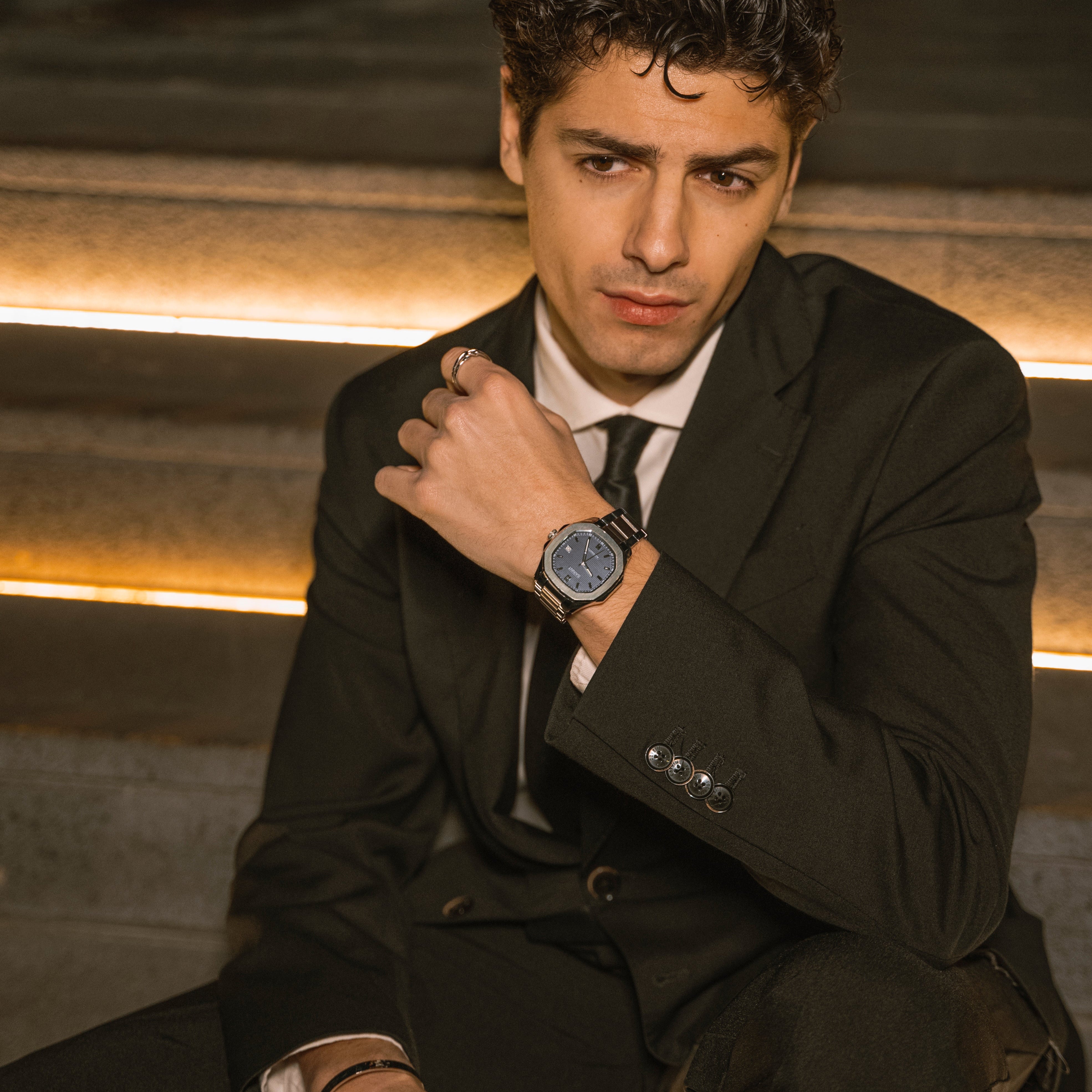 Sainnt_watch_men_frontside_blue_model_men.jpg