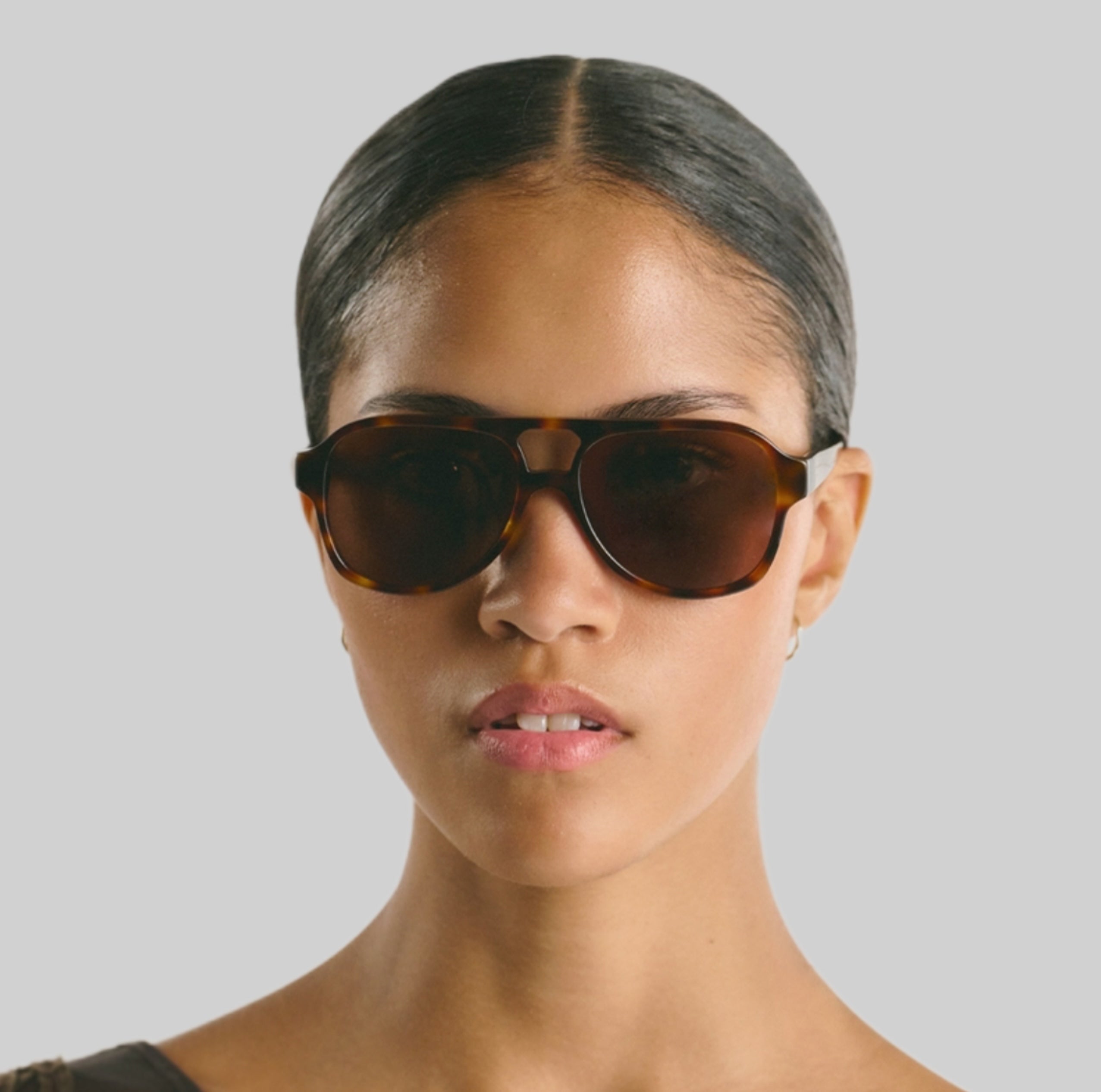 Corlin sunglasses, women, frontside, detailed, model