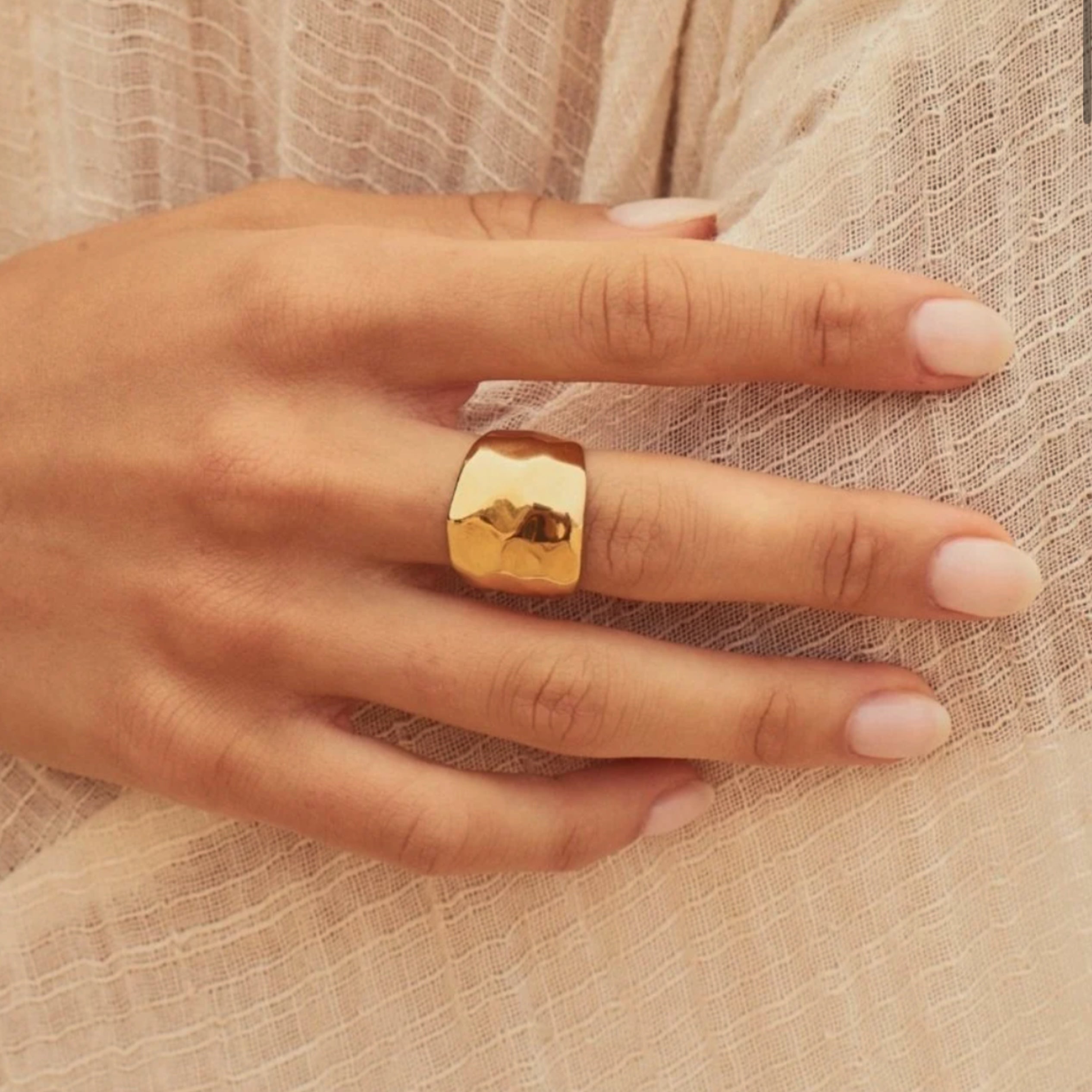 EDBLAD ring, gold, women, frontsdie, model